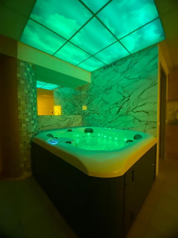 Jacuzzi Apartament Old Town Klaipėda Eksteriør billede